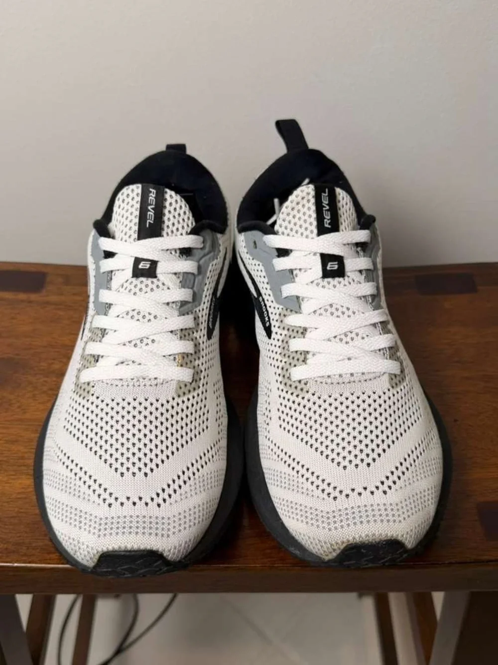 Brooks Revel 6 Women’s Size 8.5 White Black Running Shoes Excellent Condition
